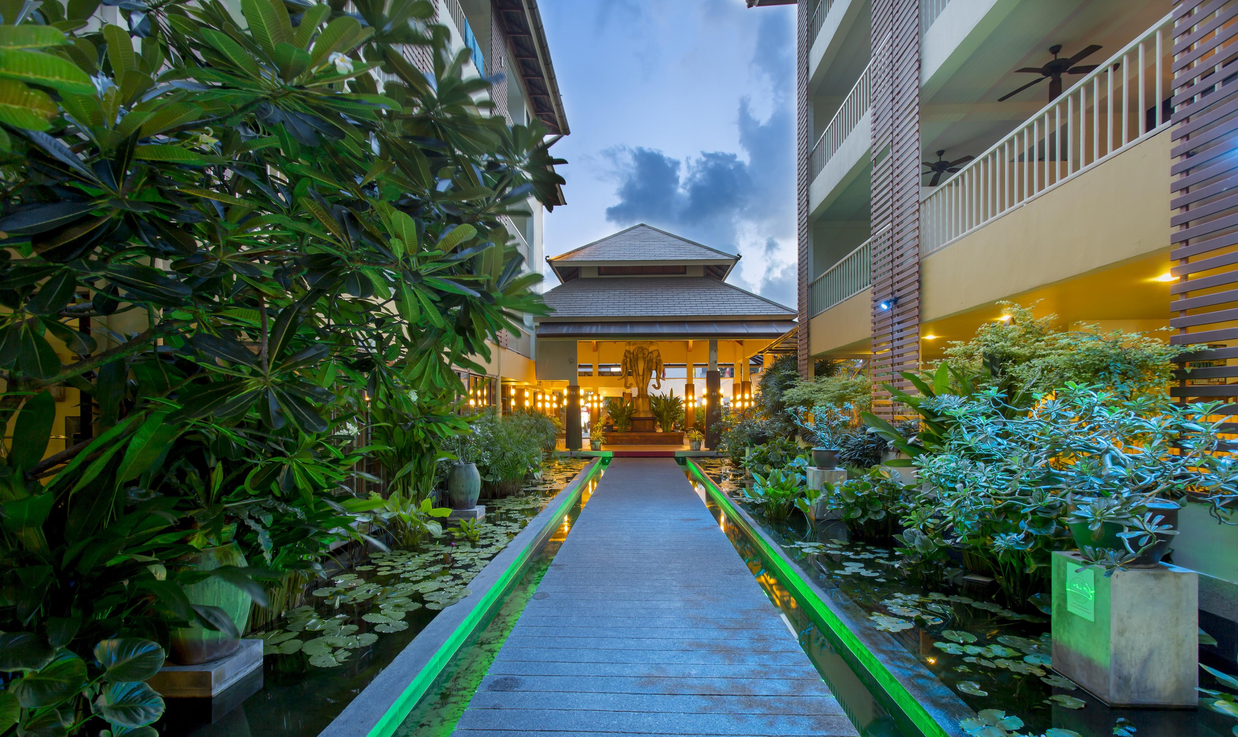 Woovo Phuket Kata Hotel Kültér fotó